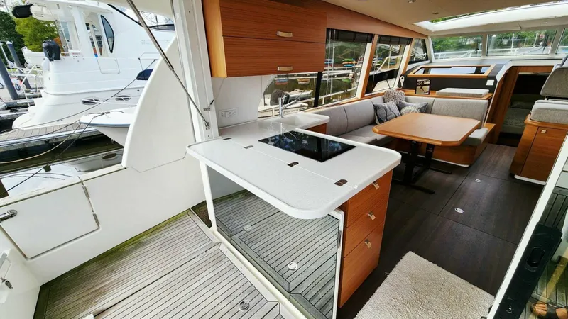 Slide: The Image of Greenline 40 Hybrid 2022 - 17