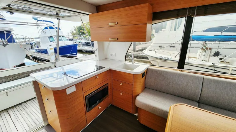 Slide: The Image of Greenline 40 Hybrid 2022 - 20
