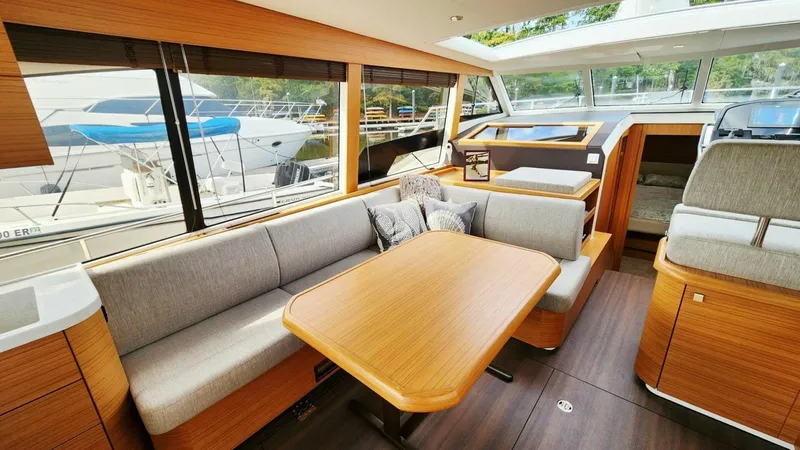 Slide: The Image of Greenline 40 Hybrid 2022 - 22