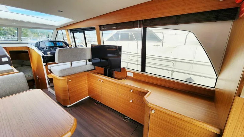 Slide: The Image of Greenline 40 Hybrid 2022 - 25