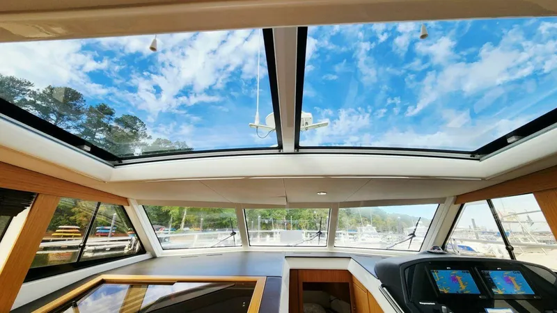 Slide: The Image of Greenline 40 Hybrid 2022 - 27