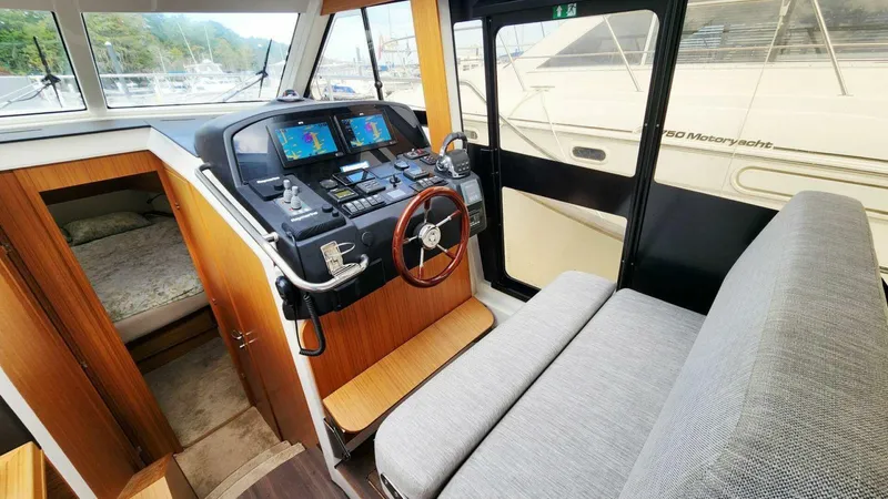 Slide: The Image of Greenline 40 Hybrid 2022 - 29