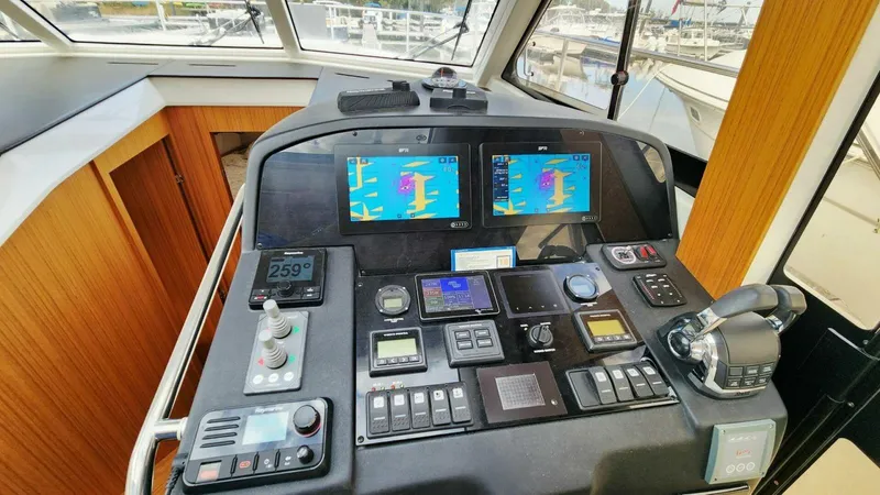 Slide: The Image of Greenline 40 Hybrid 2022 - 30