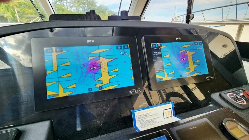Slide: The Image of Greenline 40 Hybrid 2022 - 33