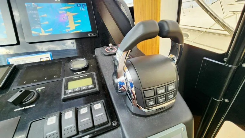 Slide: The Image of Greenline 40 Hybrid 2022 - 35