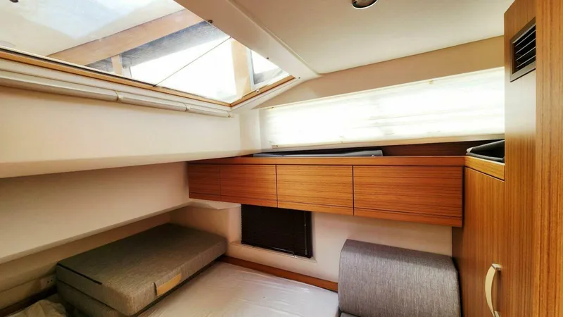 Slide: The Image of Greenline 40 Hybrid 2022 - 42
