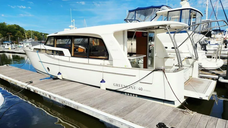 Slide: The Image of Greenline 40 Hybrid 2022 - 5