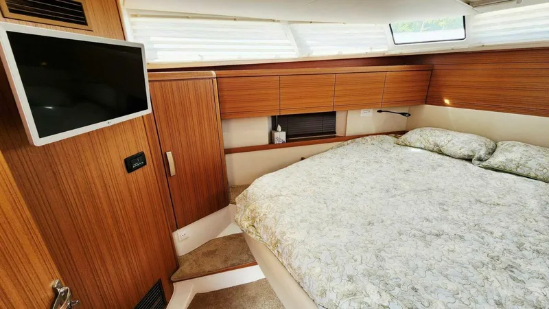 Slide: The Image of Greenline 40 Hybrid 2022 - 51