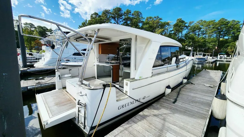 Slide: The Image of Greenline 40 Hybrid 2022 - 6