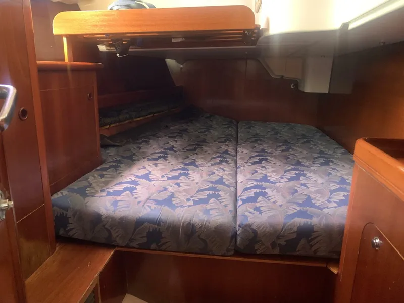 Slide: The Image of Beneteau 463 1998 - 36