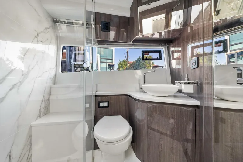 Slide: The Image of Galeon 50 FLY 2025 - 17