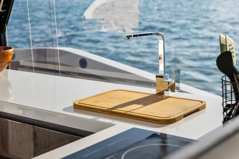 Slide: The Image of Galeon 50 FLY 2025 - 33
