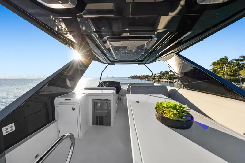 Slide: The Image of Galeon 50 FLY 2025 - 51