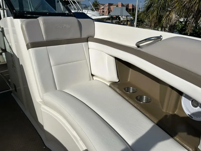 Slide: The Image of Sea Ray 270 SLX 2013 - 24