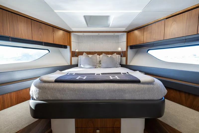 Slide: The Image of Sunseeker Predator 2020 - 32