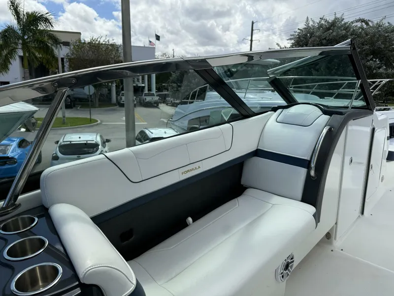 Slide: The Image of Formula 350 Crossover Bowrider OB 2021 - 22