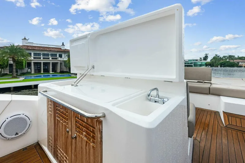 Slide: The Image of Sunseeker Manhattan 52 2020 - 28