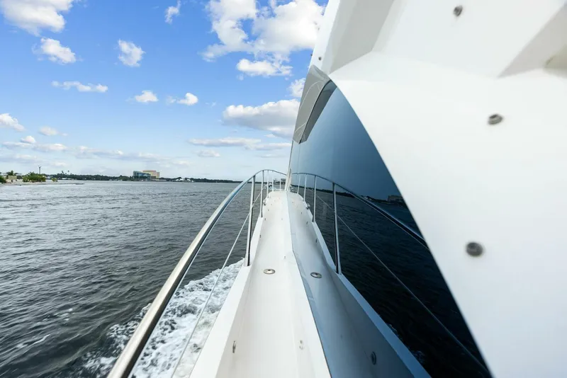 Slide: The Image of Sunseeker Manhattan 52 2020 - 34