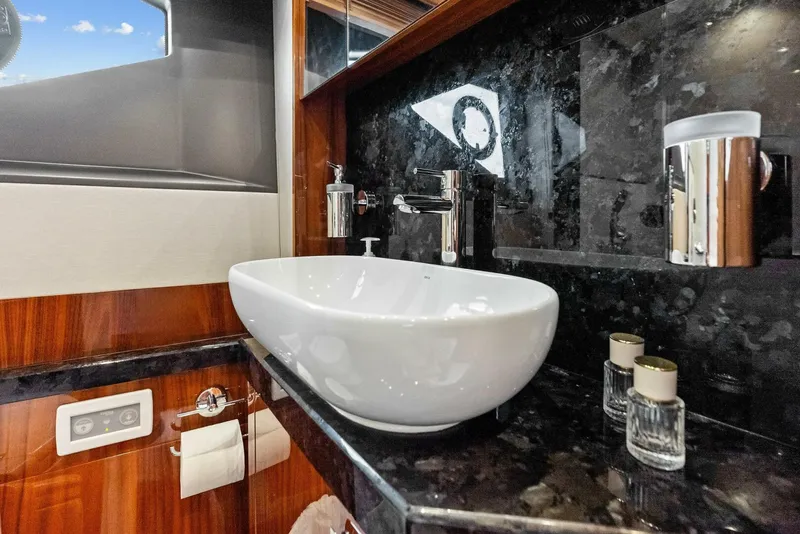 Slide: The Image of Sunseeker Manhattan 52 2020 - 56