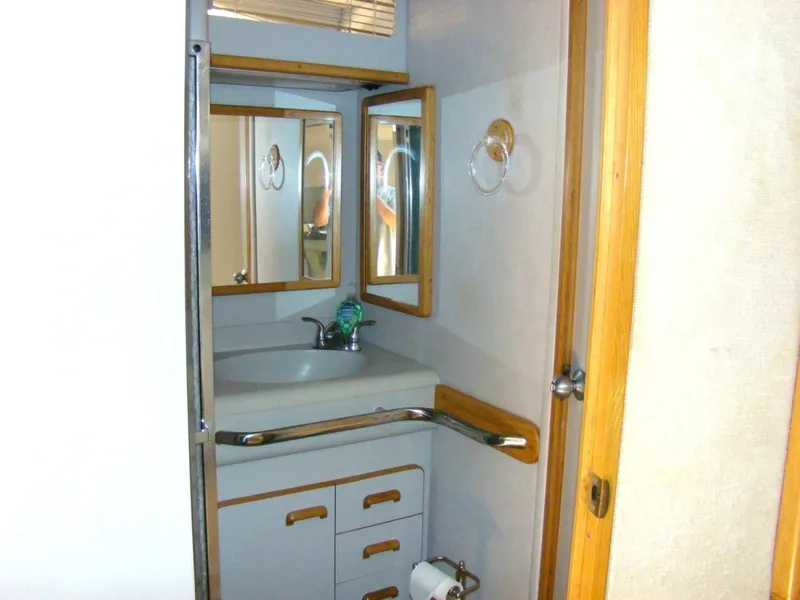 Slide: The Image of Sea Ray 480 Sundancer 1991 - 38