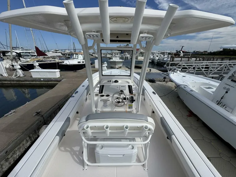 Slide: The Image of Robalo 246 Cayman 2021 - 13