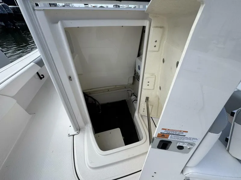 Slide: The Image of Robalo 246 Cayman 2021 - 16