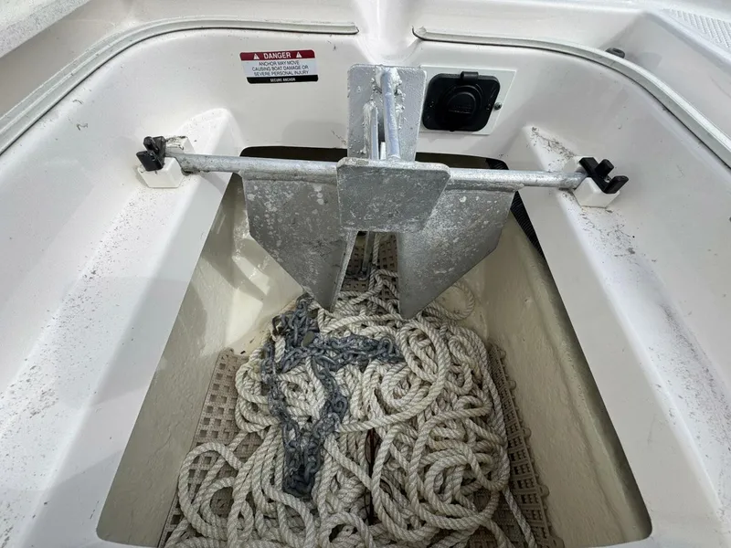 Slide: The Image of Robalo 246 Cayman 2021 - 19