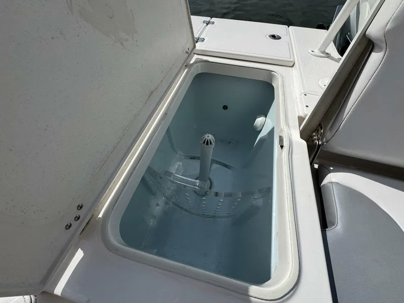 Slide: The Image of Robalo 246 Cayman 2021 - 25
