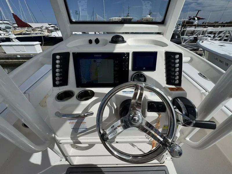 Slide: The Image of Robalo 246 Cayman 2021 - 29