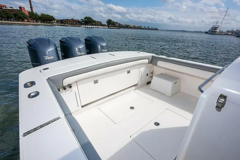 Slide: The Image of Regulator Marine 34 FS 2018 - 8