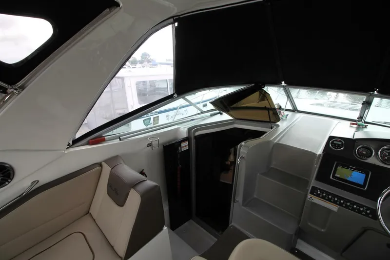 Slide: The Image of Sea Ray 310 Sundancer 2015 - 7