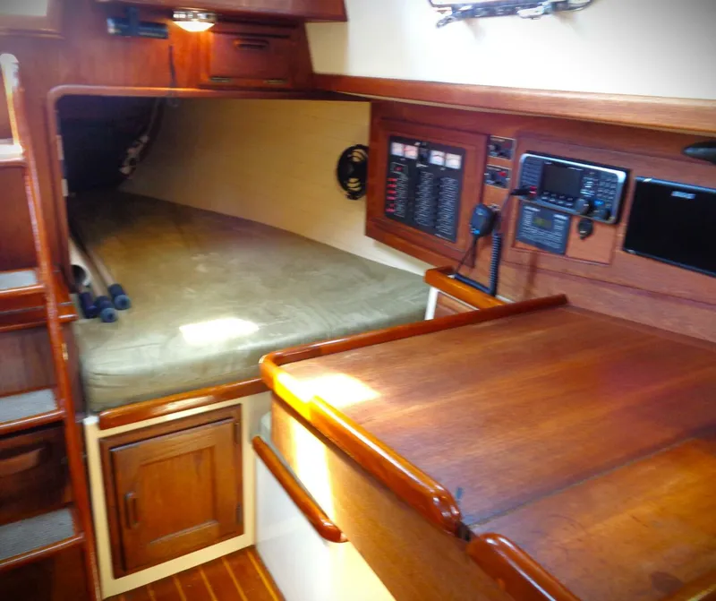 Slide: The Image of Pacific Seacraft 37 1995 - 5