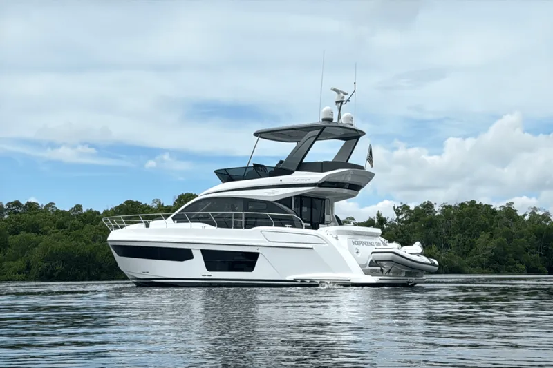 Slide: The Image of Azimut 53 FLY 2023 - 11