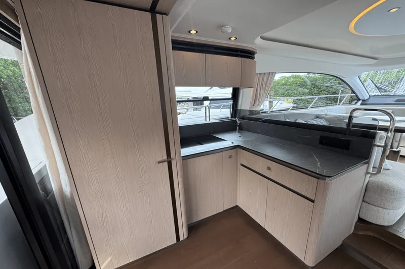 Slide: The Image of Azimut 53 FLY 2023 - 16
