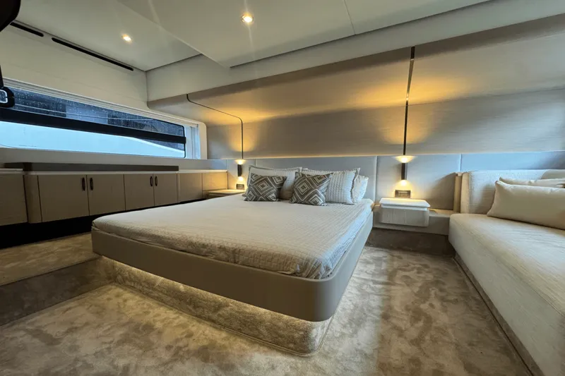 Slide: The Image of Azimut 53 FLY 2023 - 32