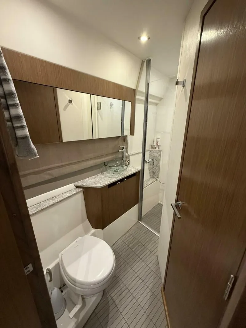 Slide: The Image of Sea Ray 460 Sundancer 2018 - 17