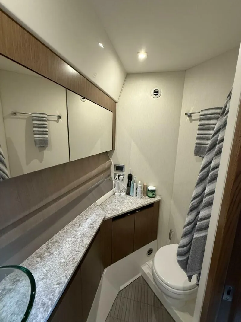 Slide: The Image of Sea Ray 460 Sundancer 2018 - 19