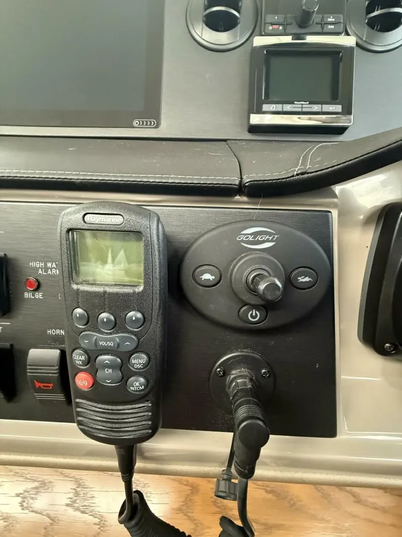 Slide: The Image of Sea Ray 460 Sundancer 2018 - 27