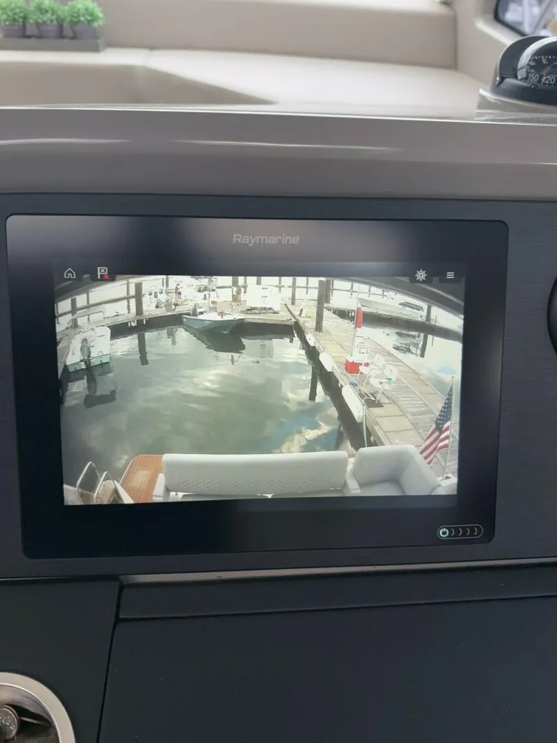 Slide: The Image of Sea Ray 460 Sundancer 2018 - 28