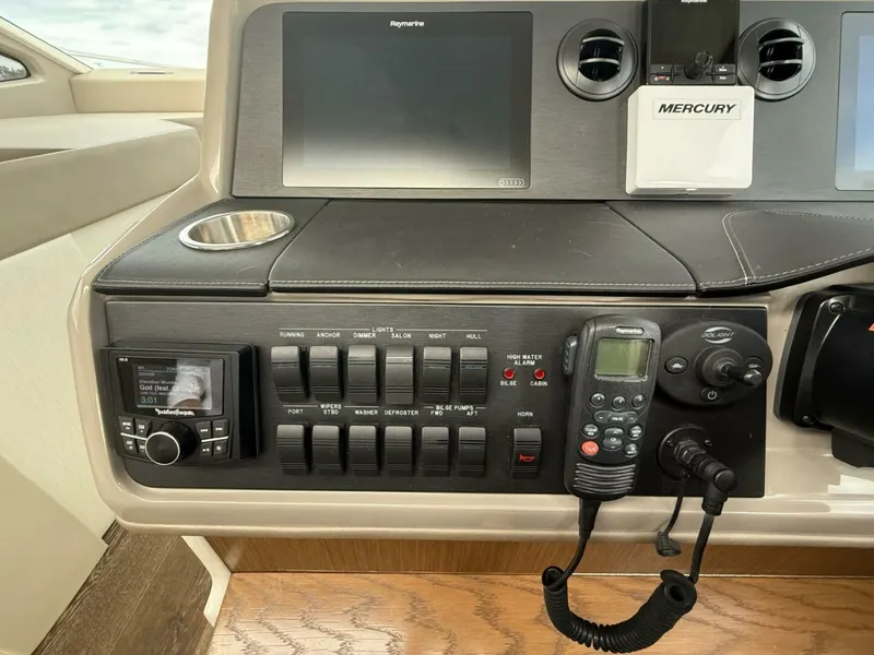 Slide: The Image of Sea Ray 460 Sundancer 2018 - 32