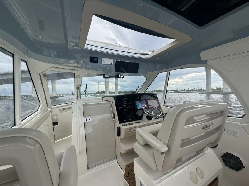 Slide: The Image of Boston Whaler 380 Realm 2023 - 12