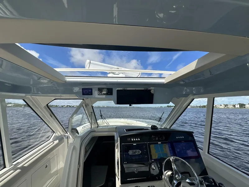 Slide: The Image of Boston Whaler 380 Realm 2023 - 14