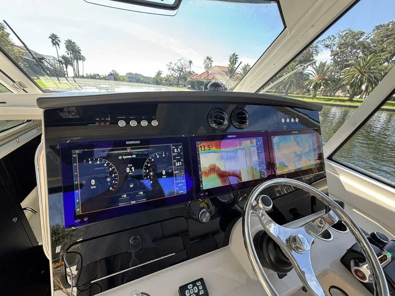 Slide: The Image of Boston Whaler 380 Realm 2023 - 15