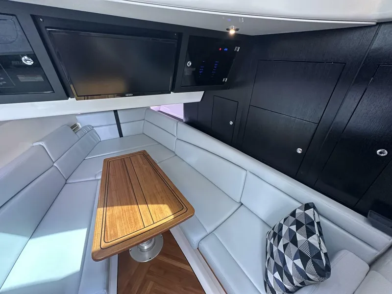 Slide: The Image of Boston Whaler 380 Realm 2023 - 22