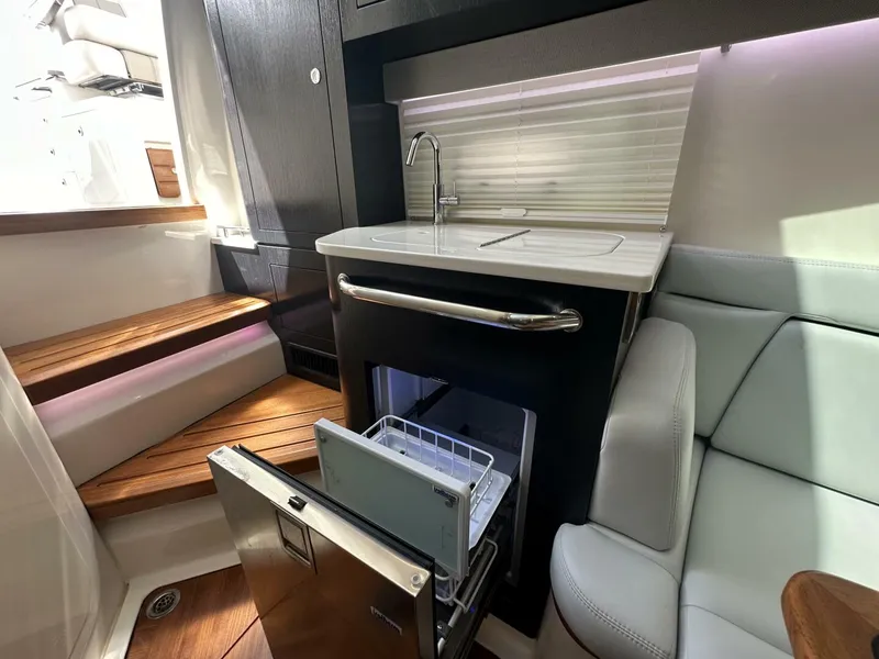 Slide: The Image of Boston Whaler 380 Realm 2023 - 23