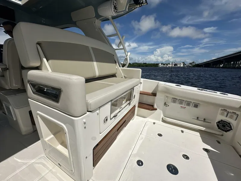 Slide: The Image of Boston Whaler 380 Realm 2023 - 6