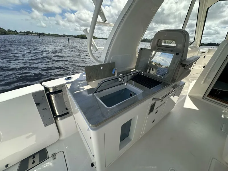 Slide: The Image of Boston Whaler 380 Realm 2023 - 9