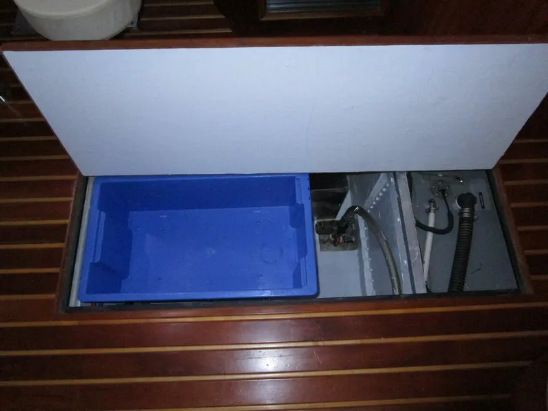 Slide: The Image of Tiara 5200 Express 2003 - 22
