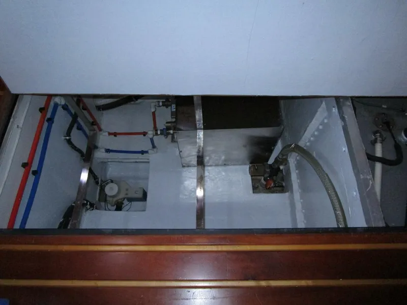 Slide: The Image of Tiara 5200 Express 2003 - 23