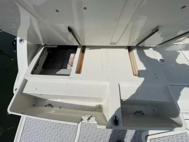 Slide: The Image of Sea Ray 280 Sun Deck 2010 - 39